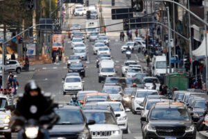 Trânsito - carros - ruas de curitiba com movimento intenso de carros - congestionamento nas ruas do centro de Curitiba - IPVA - licenciamento -